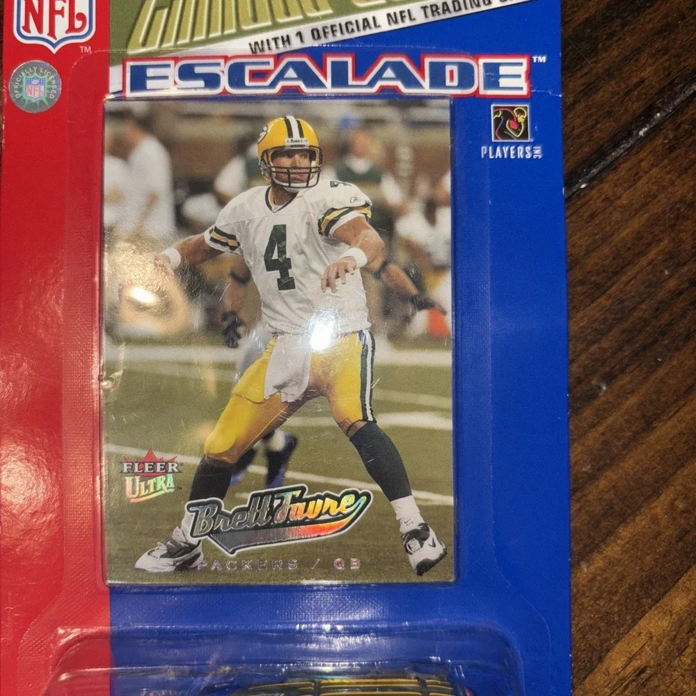 Fleer 2005 NFL Green Bay Packers Escalade Die-Cast‎ & Brett Favre Trading Card